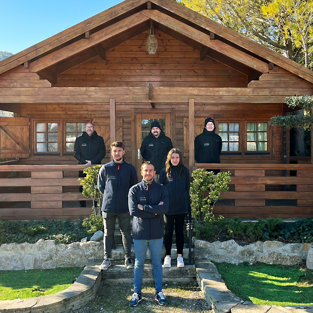 El equipo de Mi Casa de Madera delante de una casa de la exposición