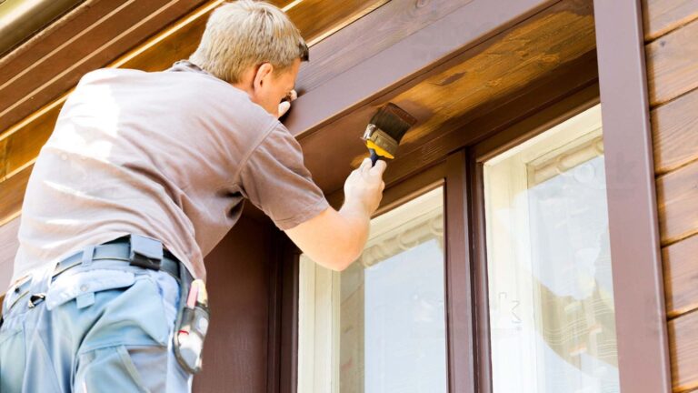 Barniz para madera exterior: cuál elegir y cómo aplicarlo