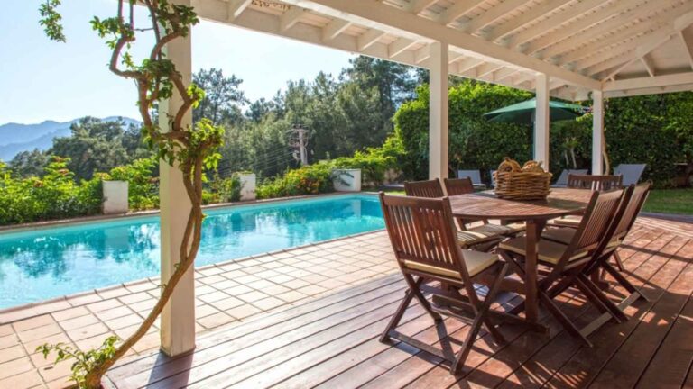 Porches de Madera: Un Espacio Acogedor para Disfrutar de la Naturaleza en Casa