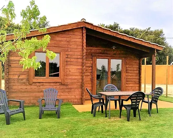 Casas de madera en Girona 1 Bungalow de madera con porche en un camping de Girona