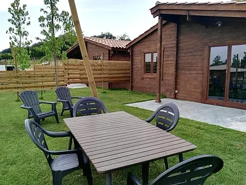 Casas de madera en Girona 3 Bungalows de madera en un camping de Girona
