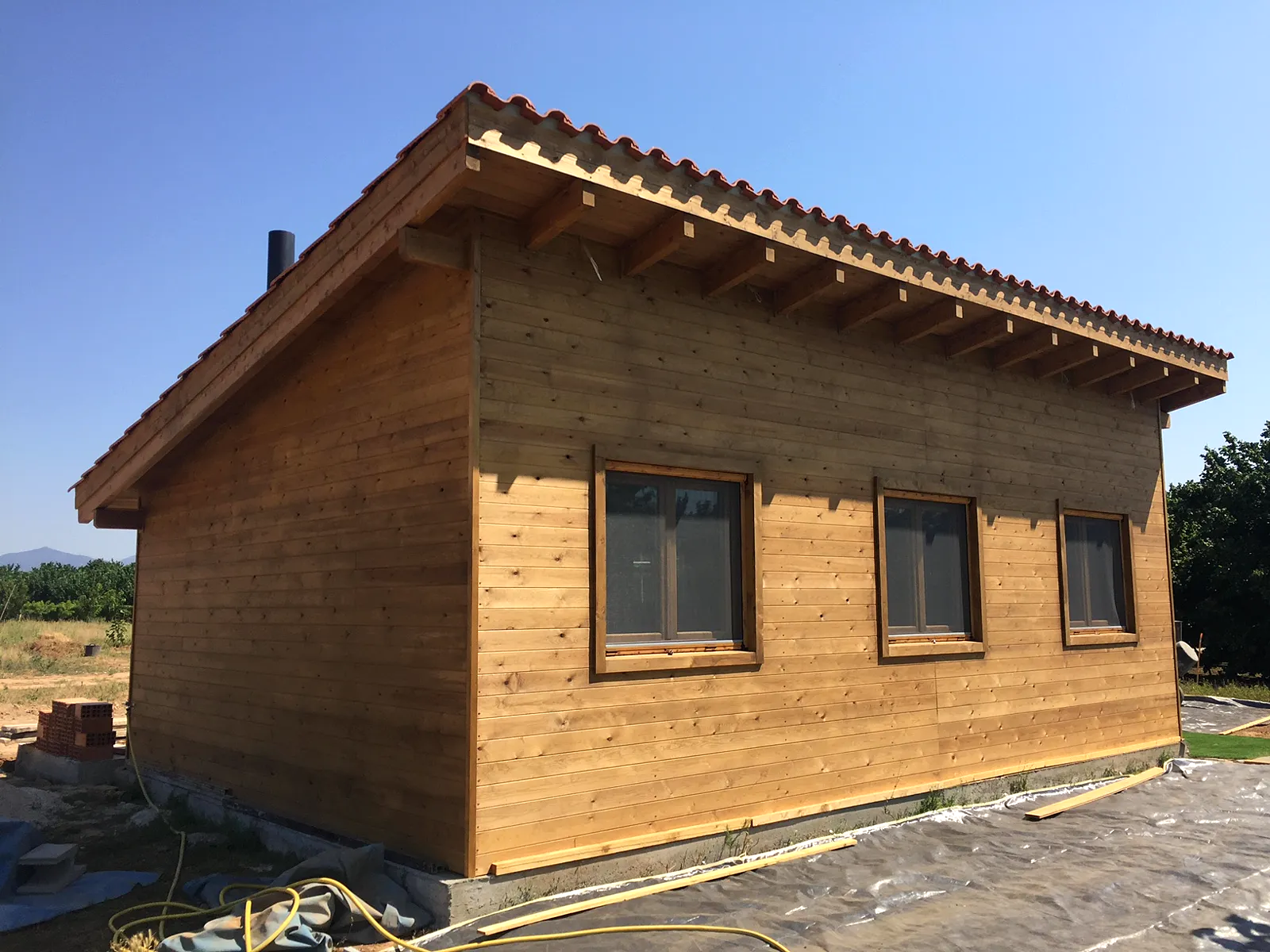 Casa de entramado ligero con fachada de madera tratada