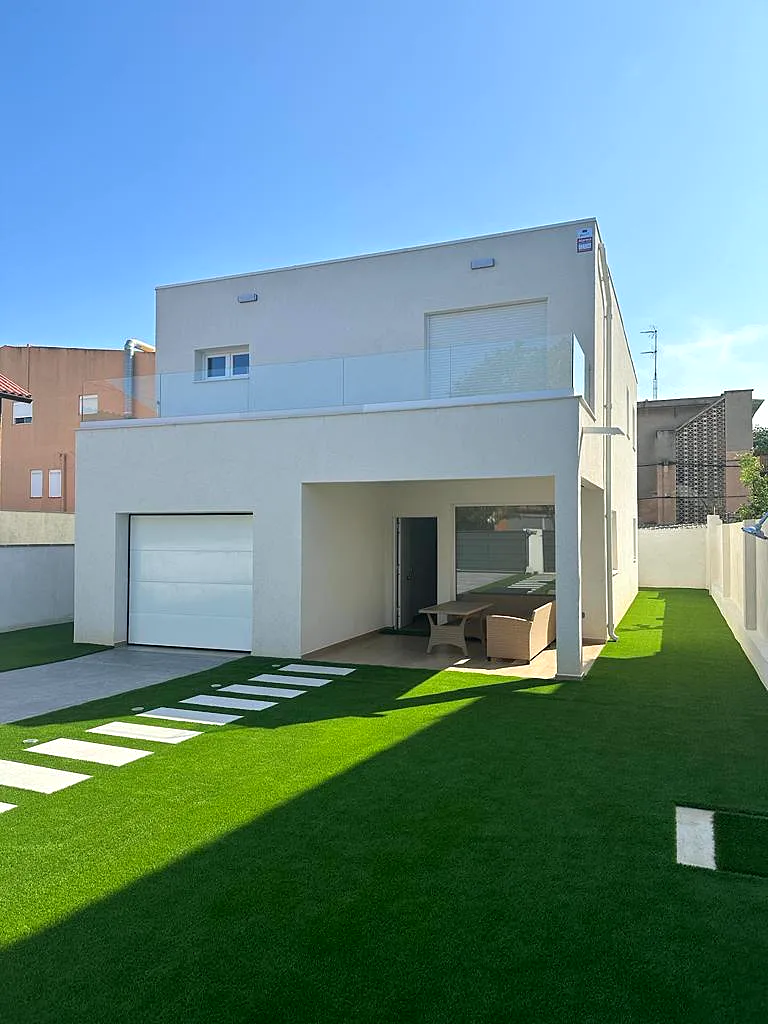 Casa de madera de dos plantas de 225 m² con fachada SATE