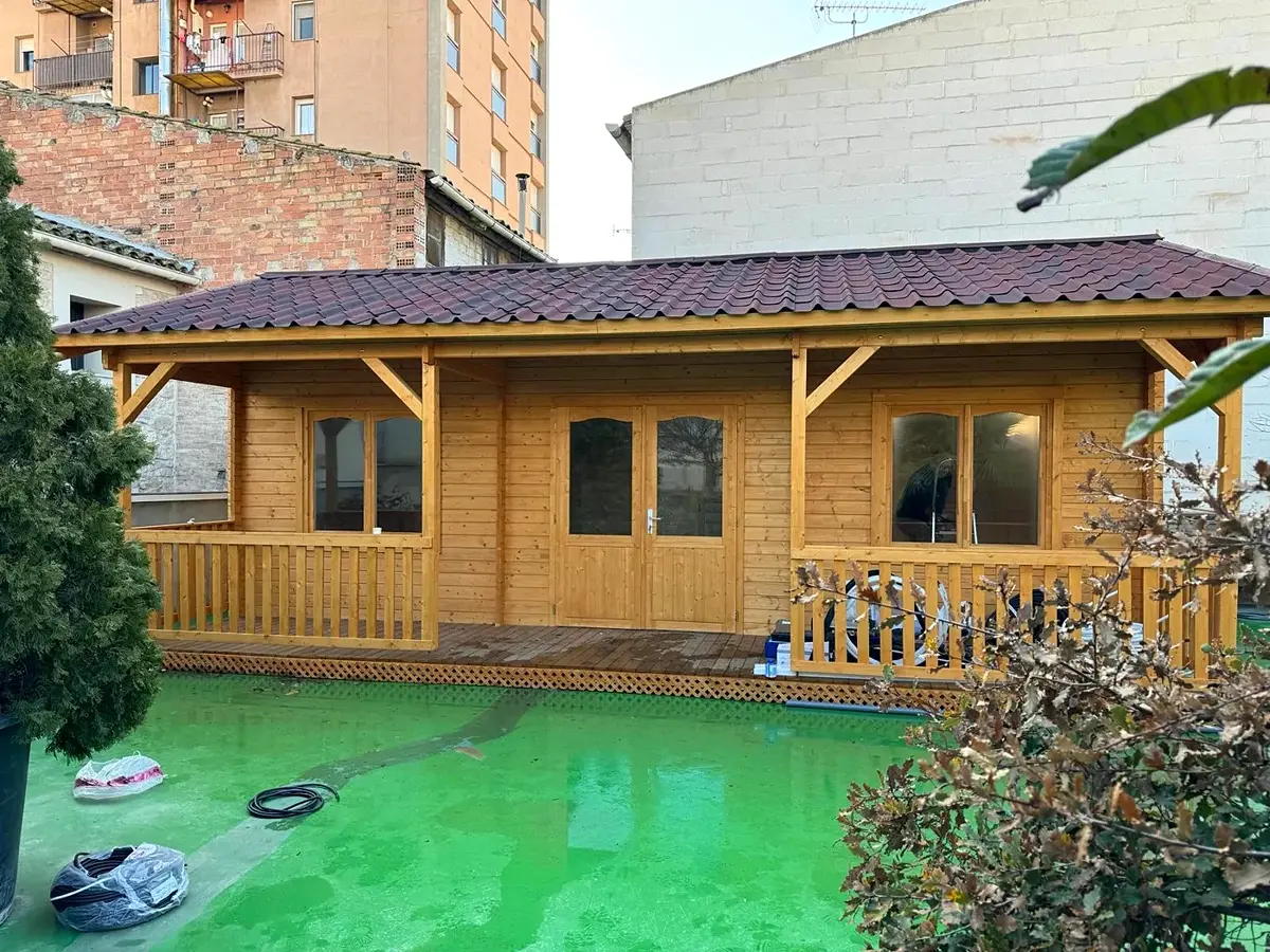Casa de madera con porche en Les Borges Blanques