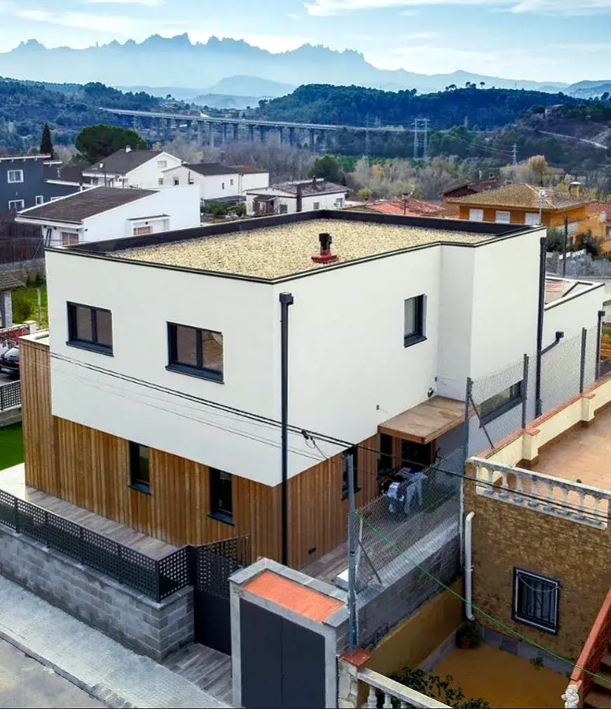 Casas de madera en Barcelona 1 Casa de madera de dos plantas en El Pont de Vilomana con Montserrat al fondo