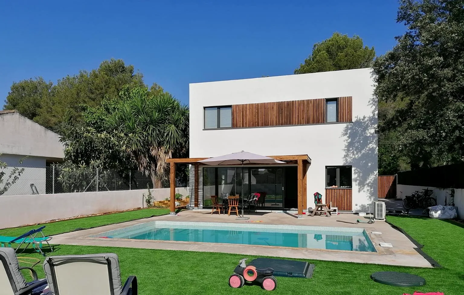 Casa de madera de entramado ligero con piscina en Palmanyola (Mallorca)
