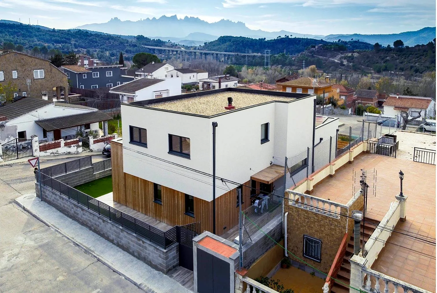 Casa de madera de entramado ligero de dos plantas en El Pont de Vilomara, con Montserrat al fondo