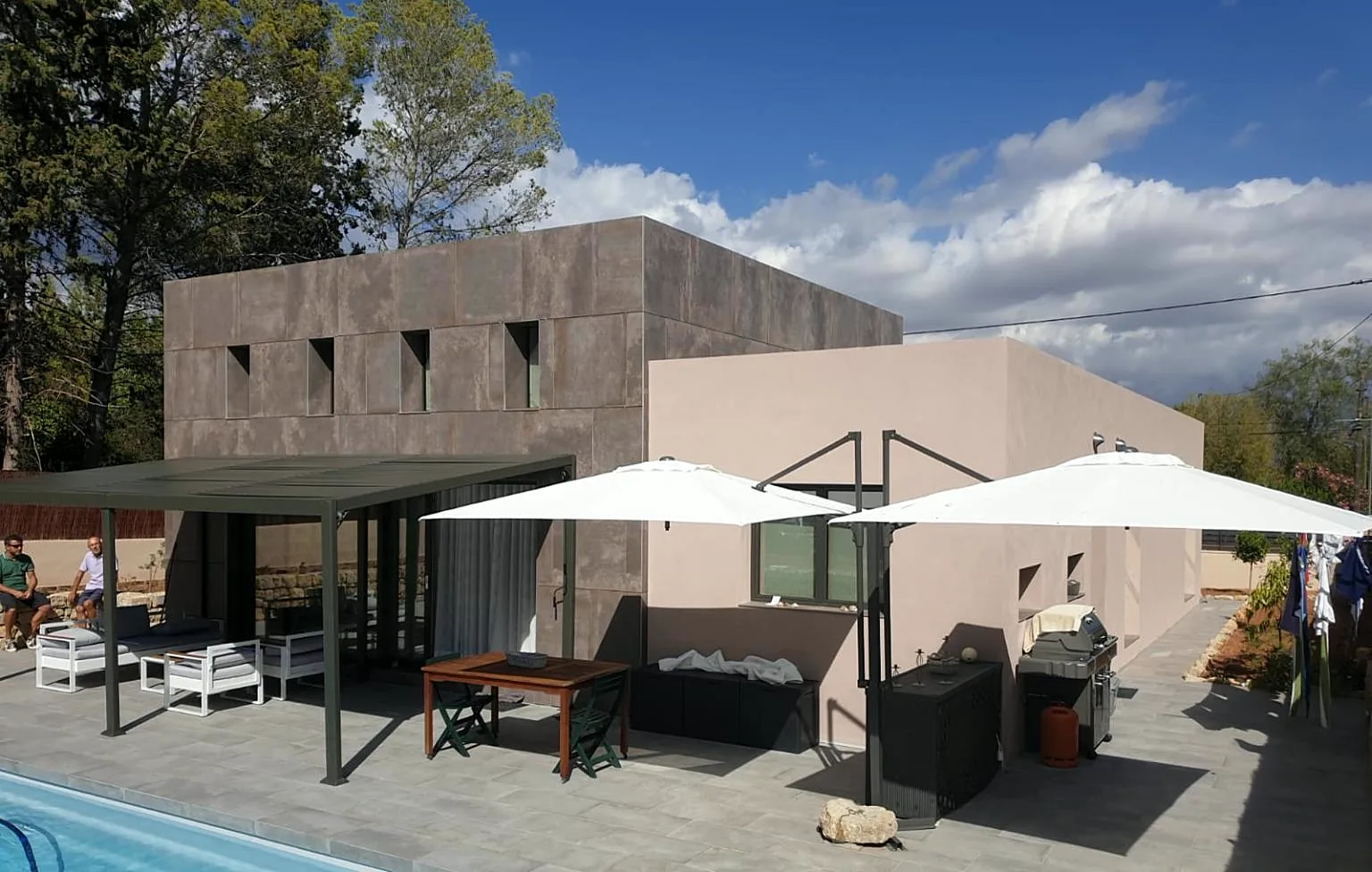 Casa de madera de entramado ligero con porche, terraza y piscina