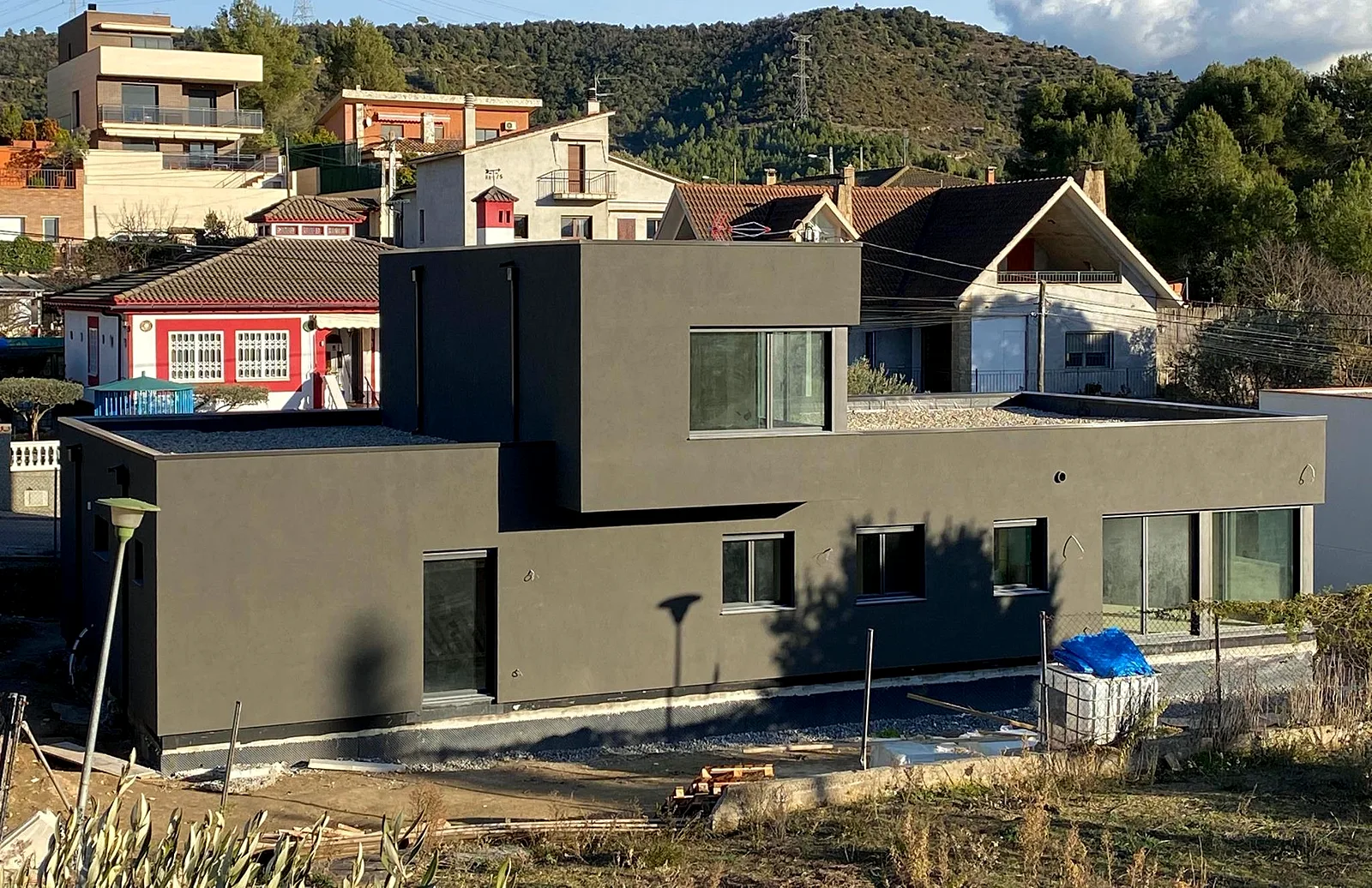 Casa de madera de entramado ligero de dos plantas con fachada gris en Sant Vicenç de Castellet