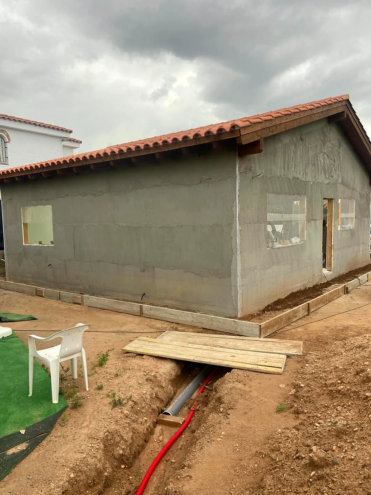 Casa de madera con la fachada preparada para el acabado