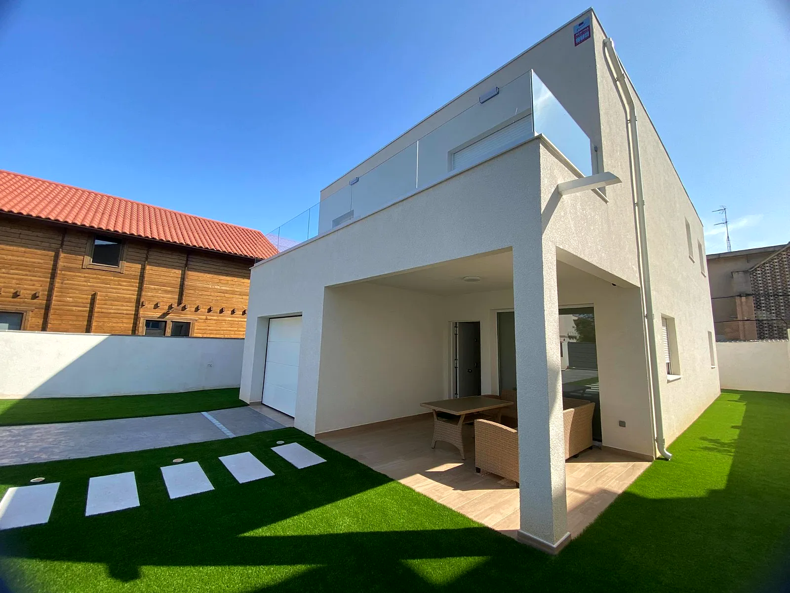 Casa de madera de entramado ligero con fachada SATE blanca