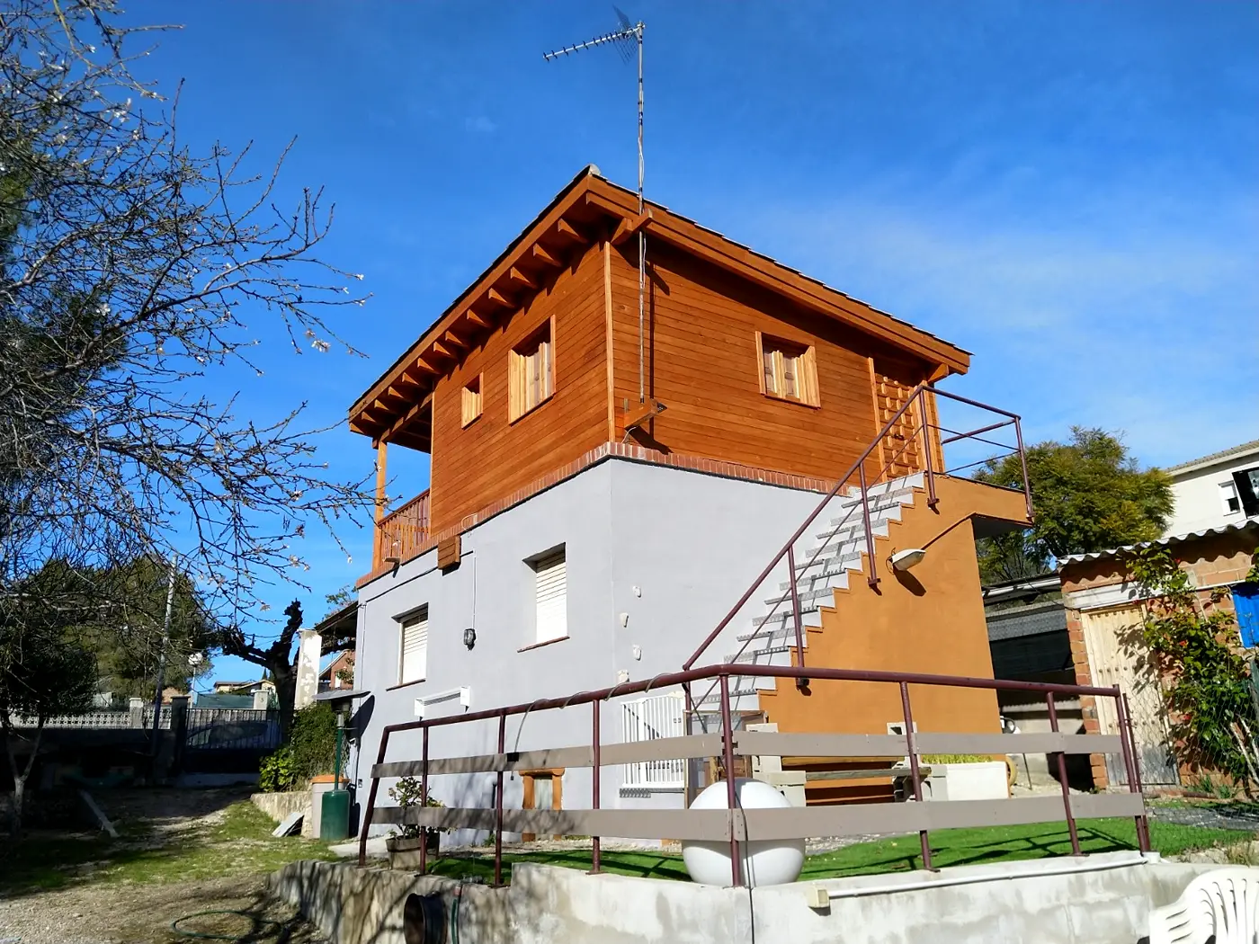 Casas de madera con sistema nórdico 19 Planta de madera maciza con balcón sobre planta baja de obra en El Catllar