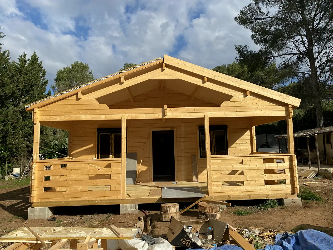 Casas de madera con sistema nórdico 25 Casa de madera maciza montada antes de aplicar el lasur