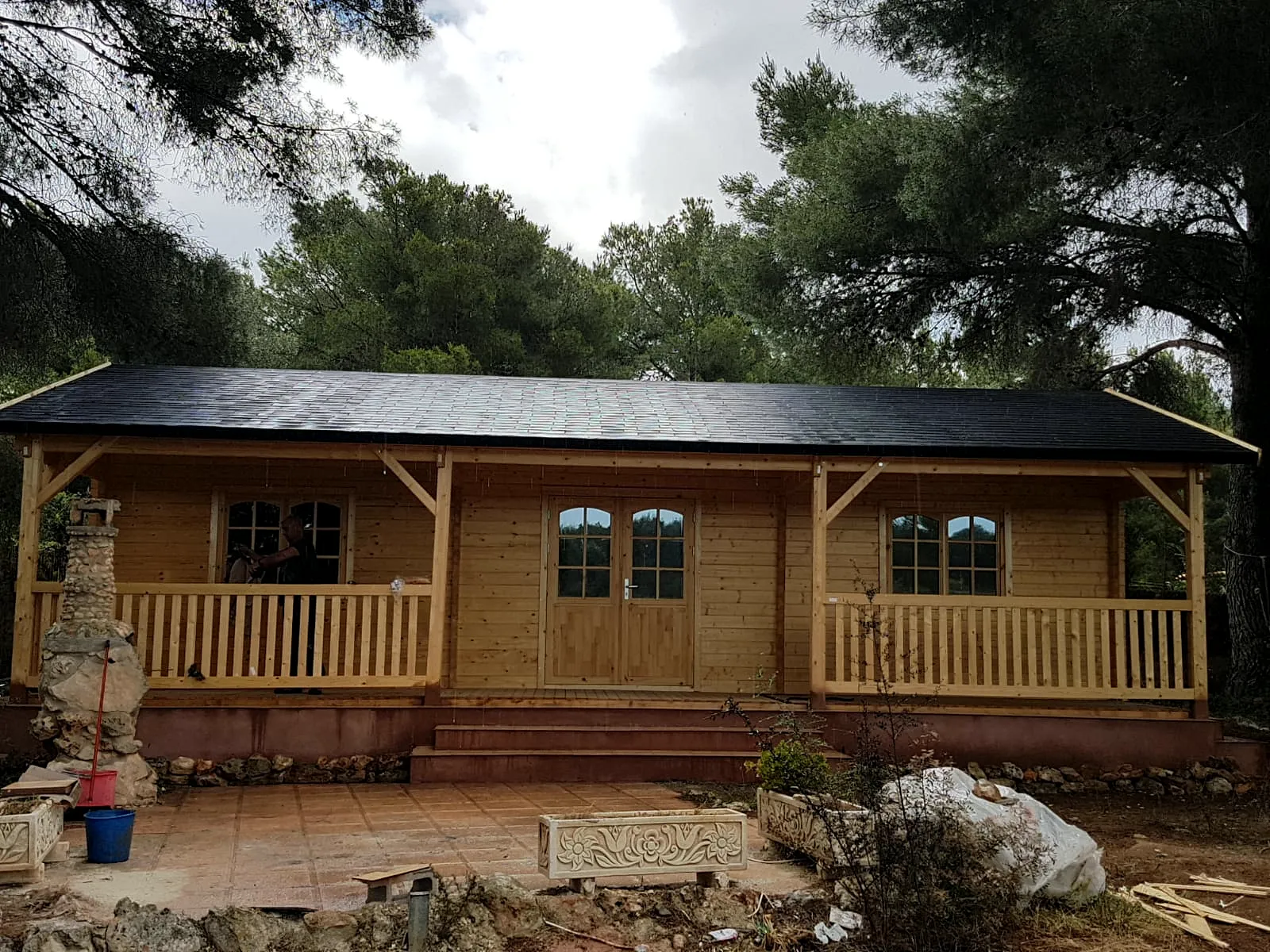 Casas de madera con sistema nórdico 4 Casa de madera maciza con porche corrido a lo largo de la fachada en Mallorca