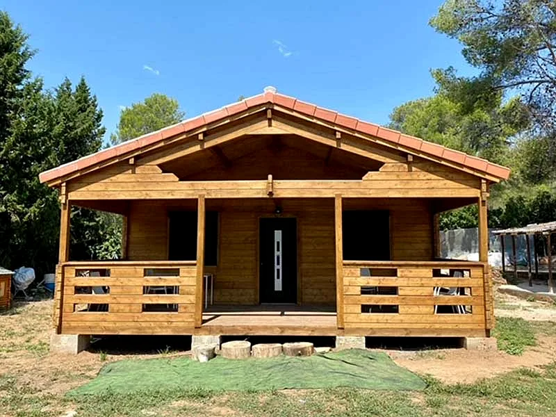 Casas de madera con sistema nórdico 8 Casa de madera maciza con sistema nórdico y porche delantero de madera