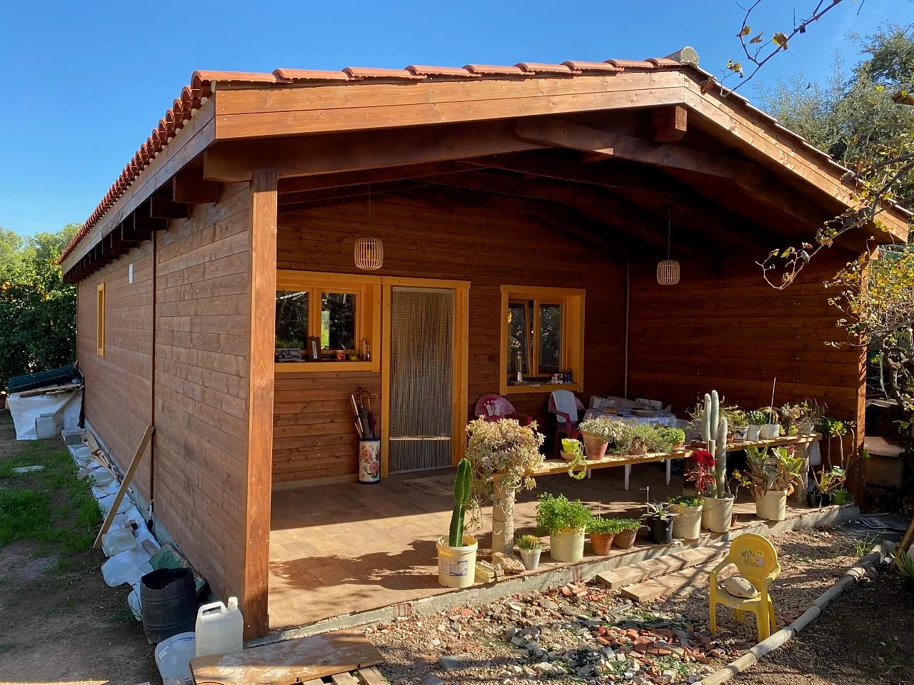 Casas de madera con sistema nórdico 14 Casa de madera maciza con porche cubierto en El Catllar