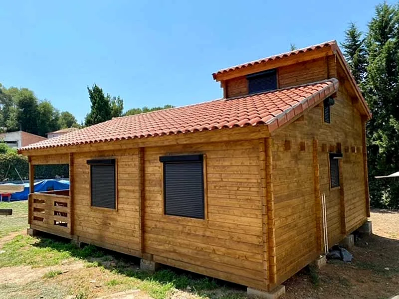 Casas de madera con sistema nórdico 9 Casa de madera maciza de sistema nórdico con tejado de teja y buhardilla