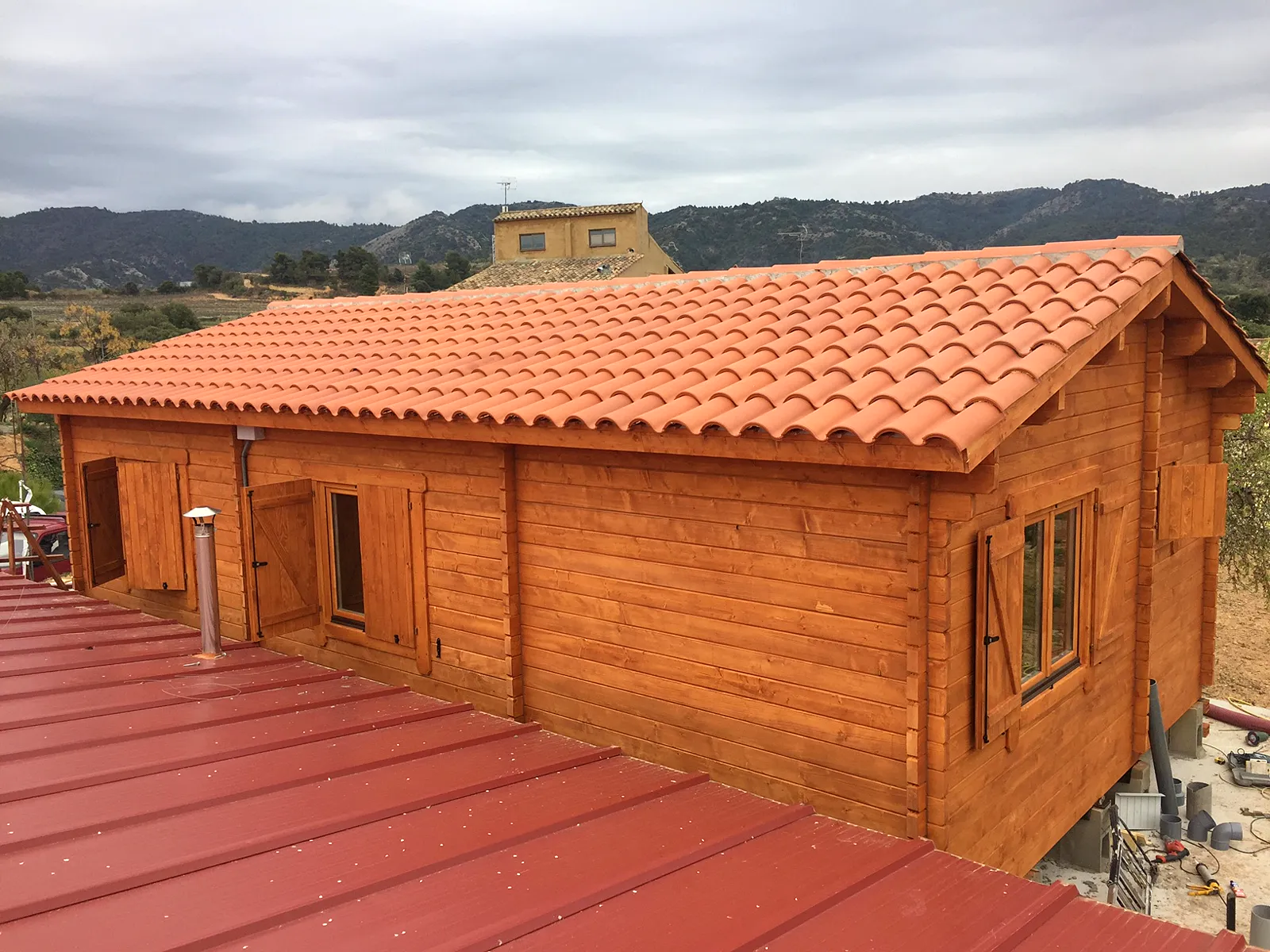 Casas de madera con sistema nórdico 2 Casa de madera de sistema nórdico con tejado de teja