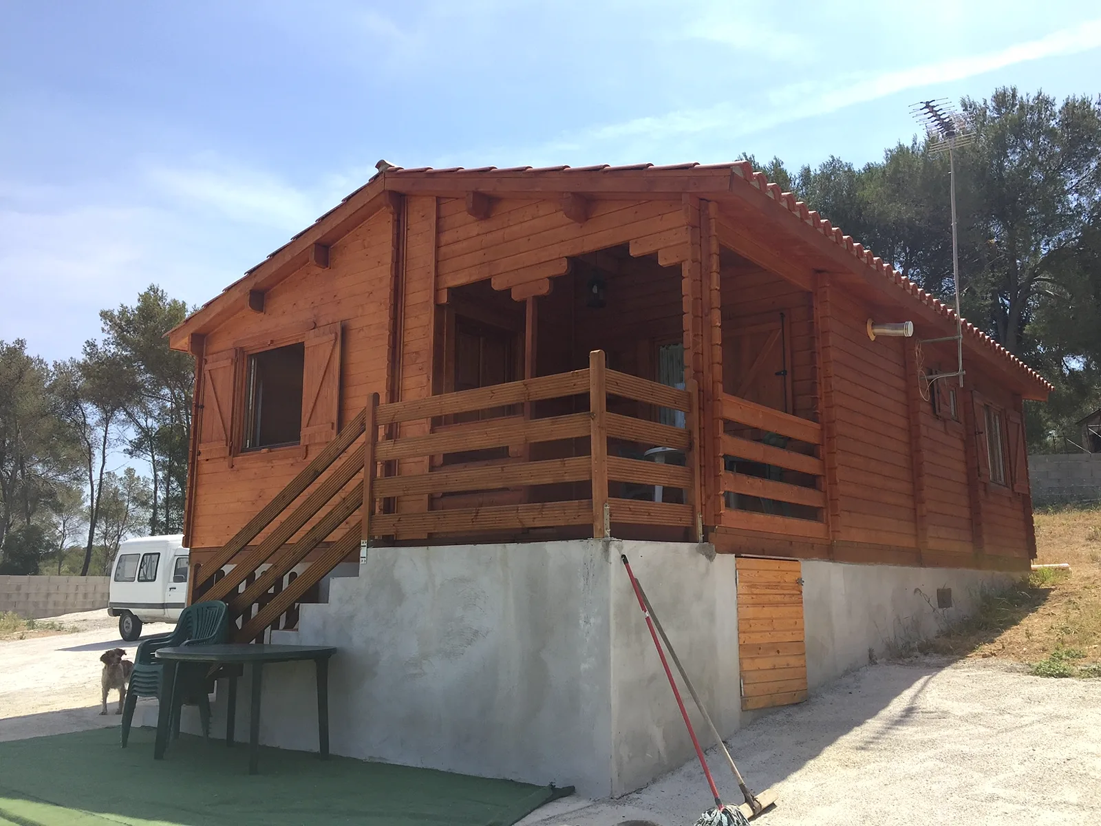 Casas de madera con sistema nórdico 13 Casa de madera maciza elevada con terraza y escalera de madera en El Catllar
