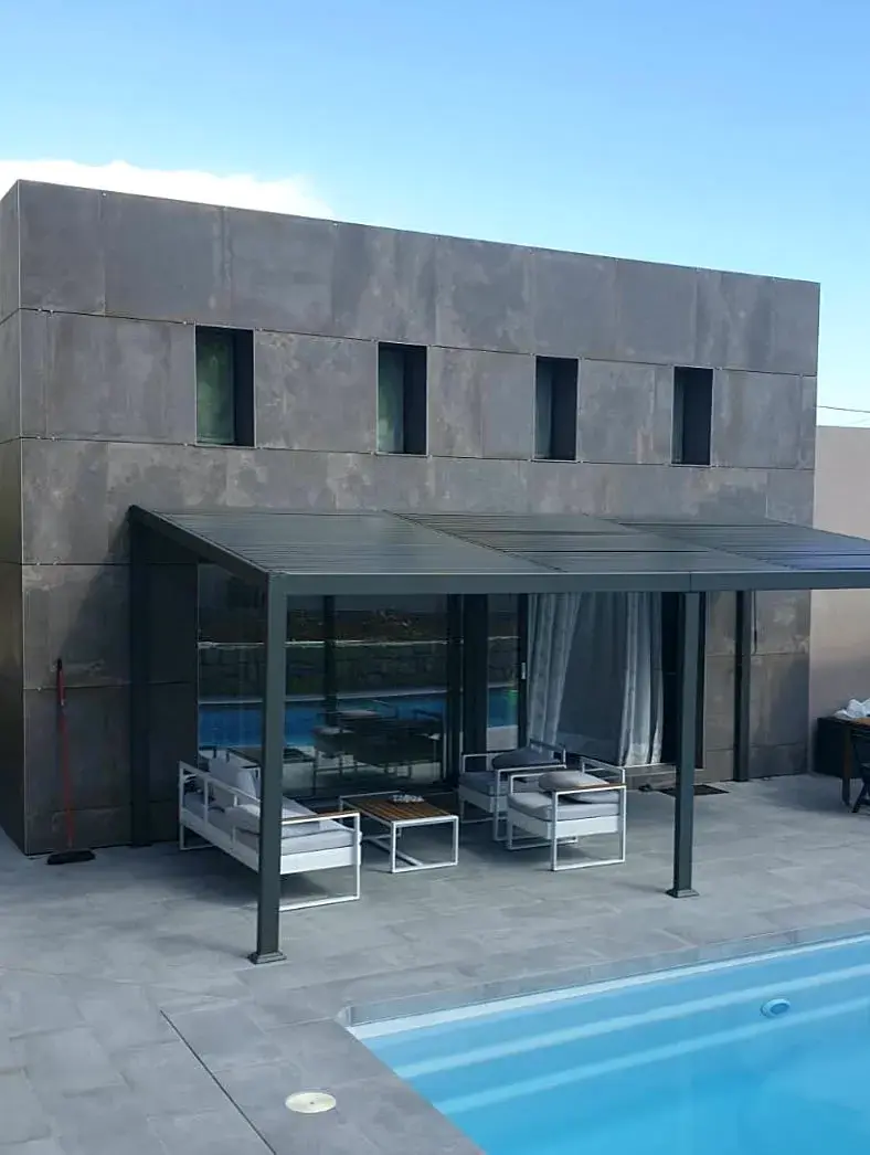 Casas de madera en Girona 8 Ejemplo de casa de madera moderna con porche y piscina