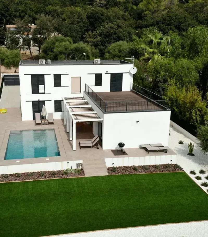 Ejemplo de casa de madera moderna con piscina