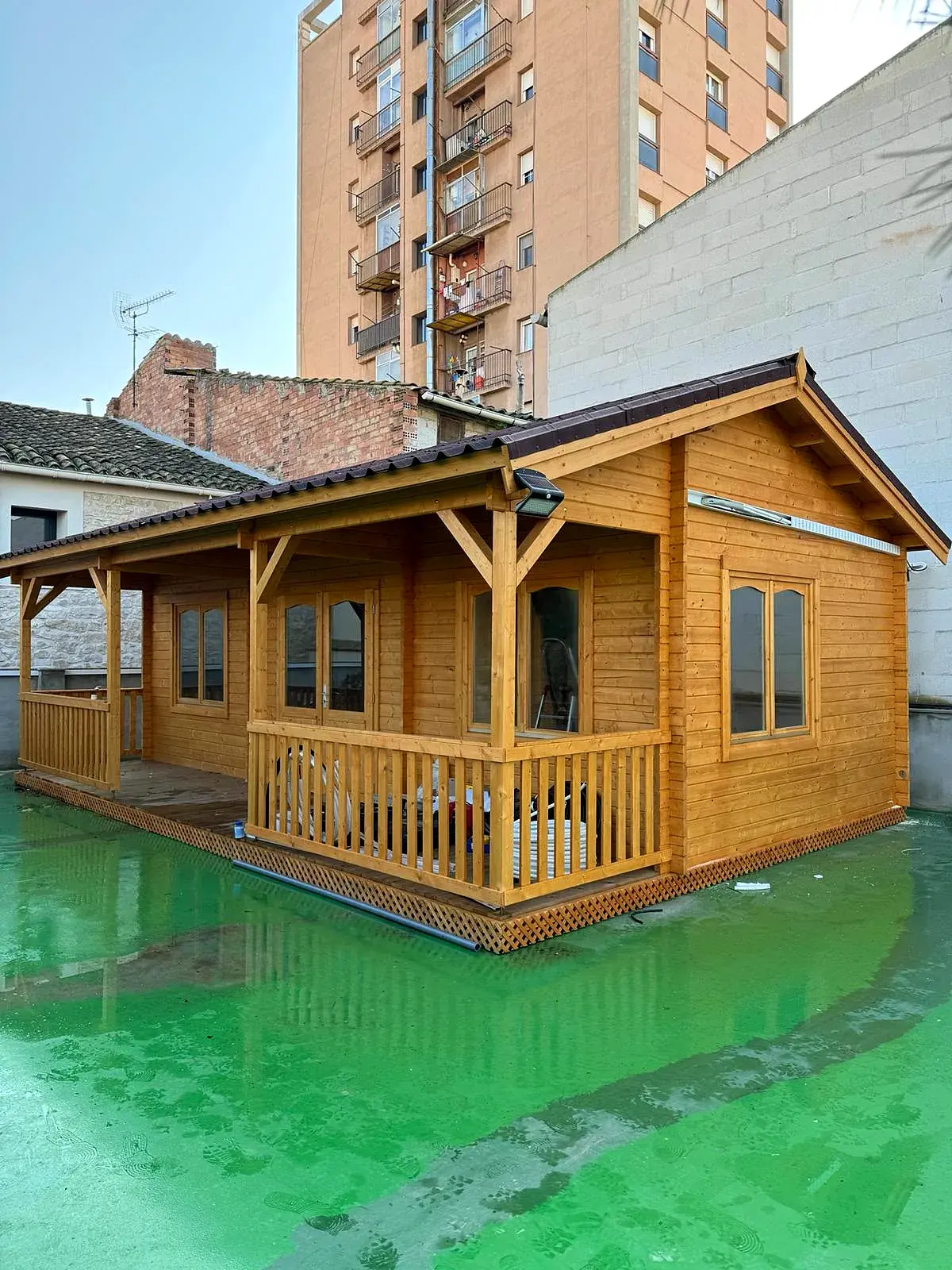 Casa de madera con porche y barandilla en Les Borges Blanques