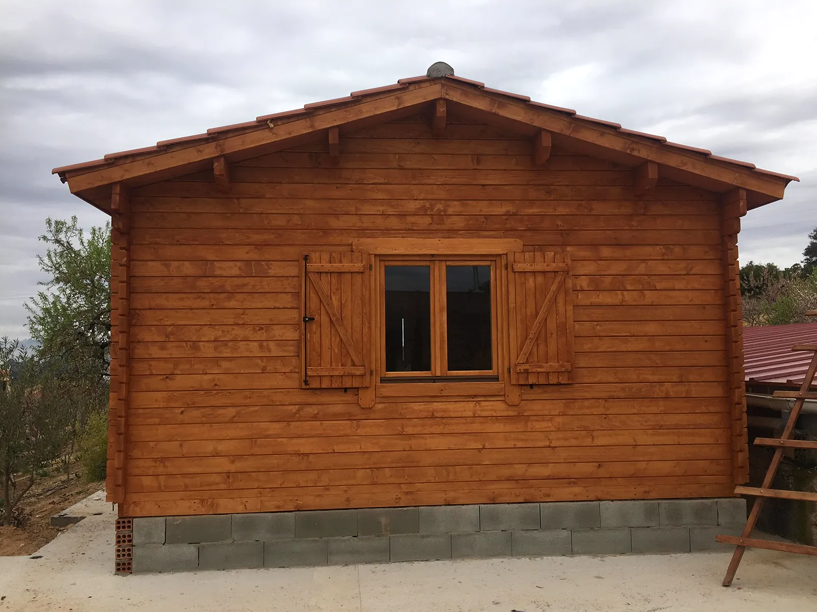 Casas de madera con sistema nórdico 1 Casa de madera de sistema nórdico con contraventanas en La Pobla de Cérvoles