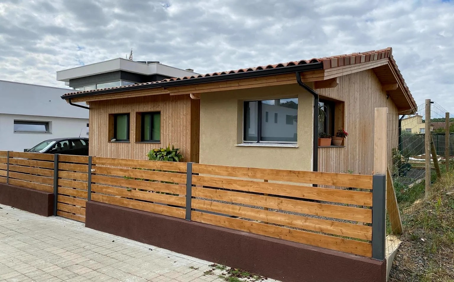 Casa de madera con tejado de teja y fachada de madera