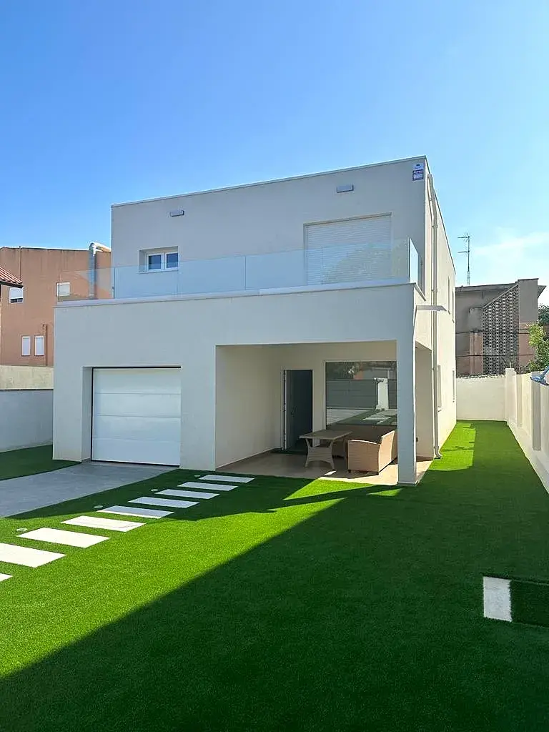 Ejemplo de casa de madera moderna con garaje