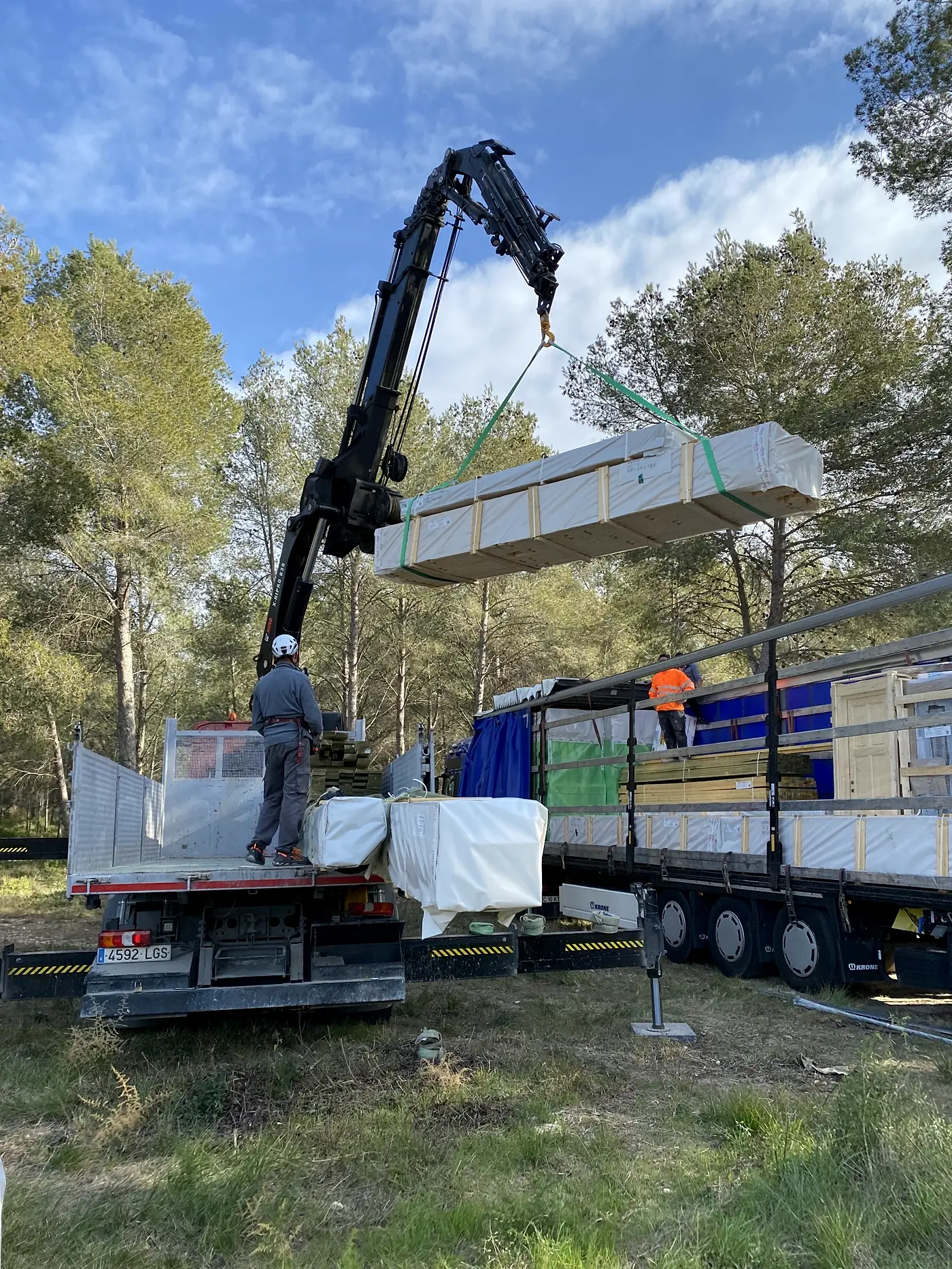 Casas de madera con sistema nórdico 21 Descarga con grúa de la madera de una casa de sistema nórdico