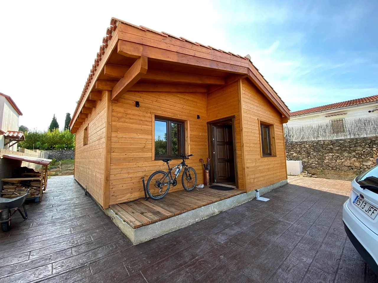 Casas de madera con sistema nórdico 17 Entrada con porche de una casa de madera maciza