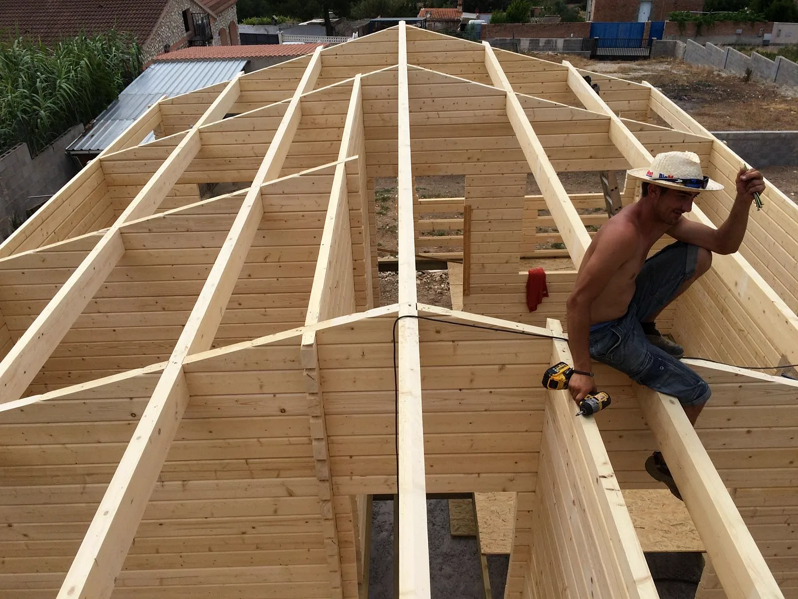 Casas de madera con sistema nórdico 23 Montaje de la estructura de la cubierta de una casa de madera maciza