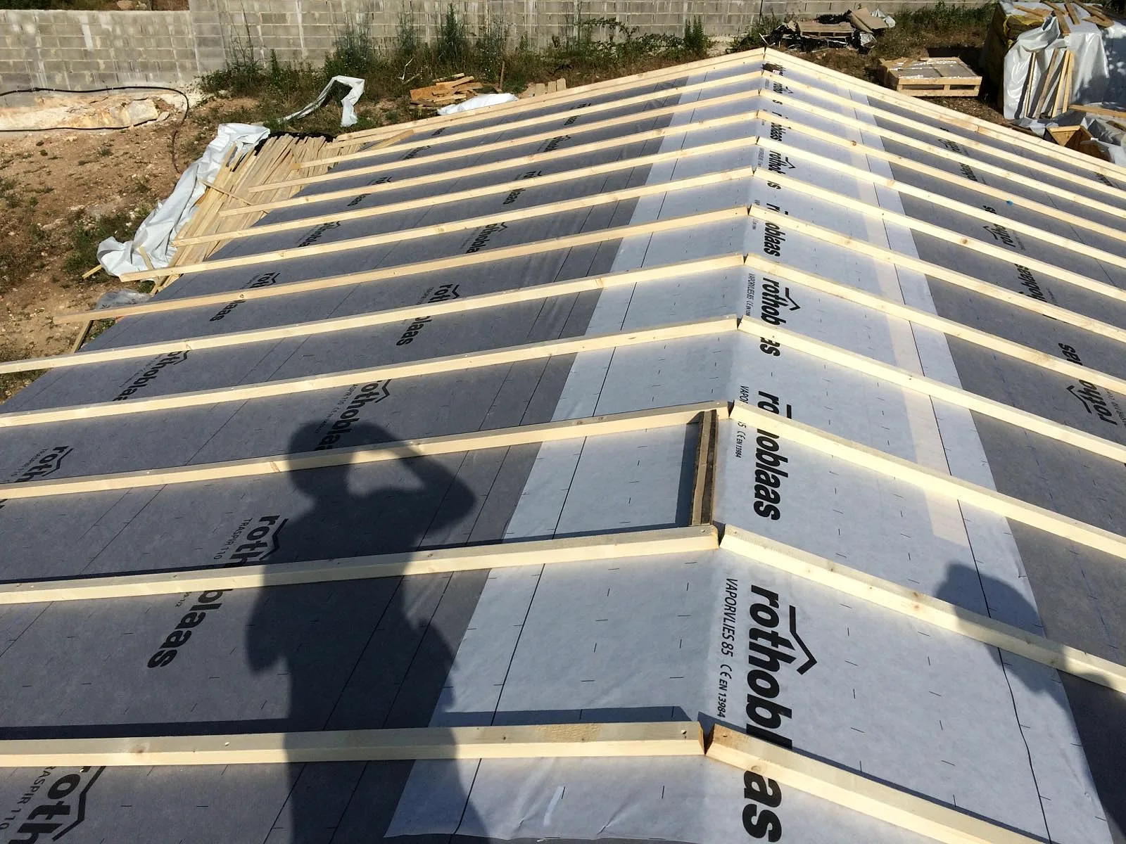 Casas de madera con sistema nórdico 24 Membrana impermeable en la cubierta de una casa de madera maciza