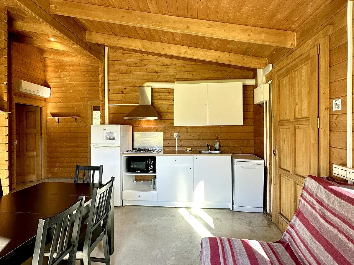 Casas de madera en Girona 4 Interior de bungalow de madera con cocina en Girona