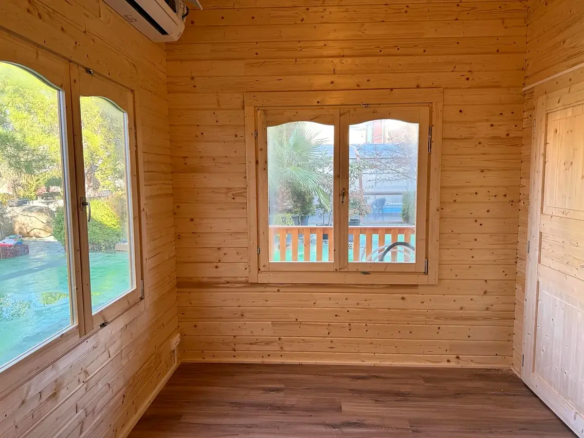 Interior de casa de madera en Les Borges Blanques
