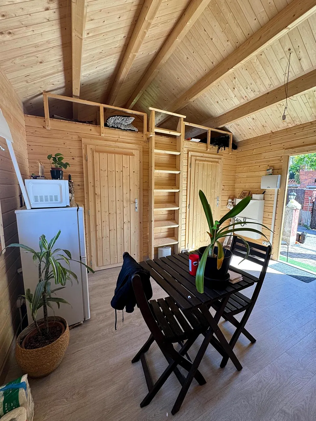 Casas de madera con sistema nórdico 7 Interior de una casa de madera maciza con altillo, escalera y cocina