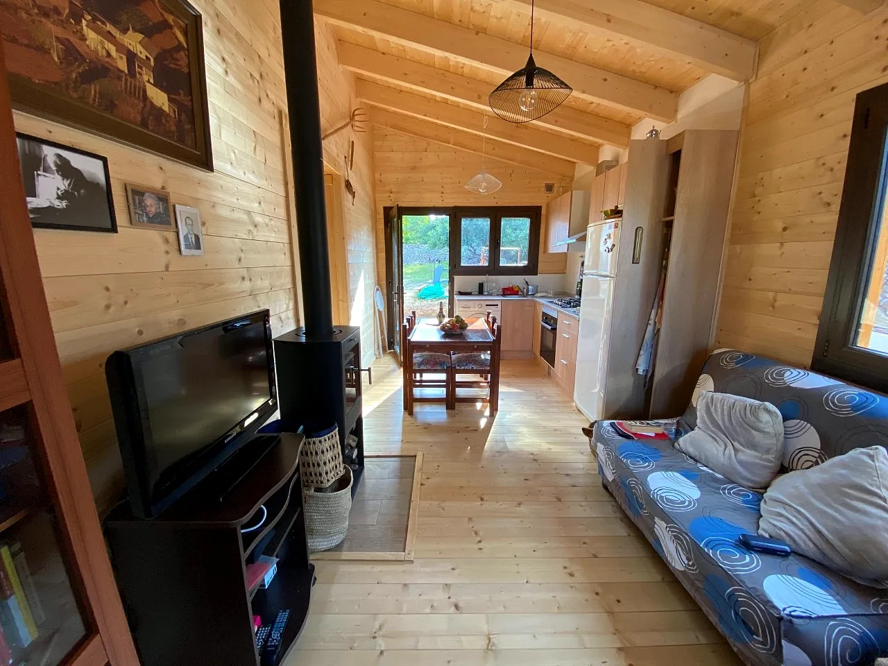 Casas de madera con sistema nórdico 18 Salón comedor de una casa de madera maciza con paredes de madera vista
