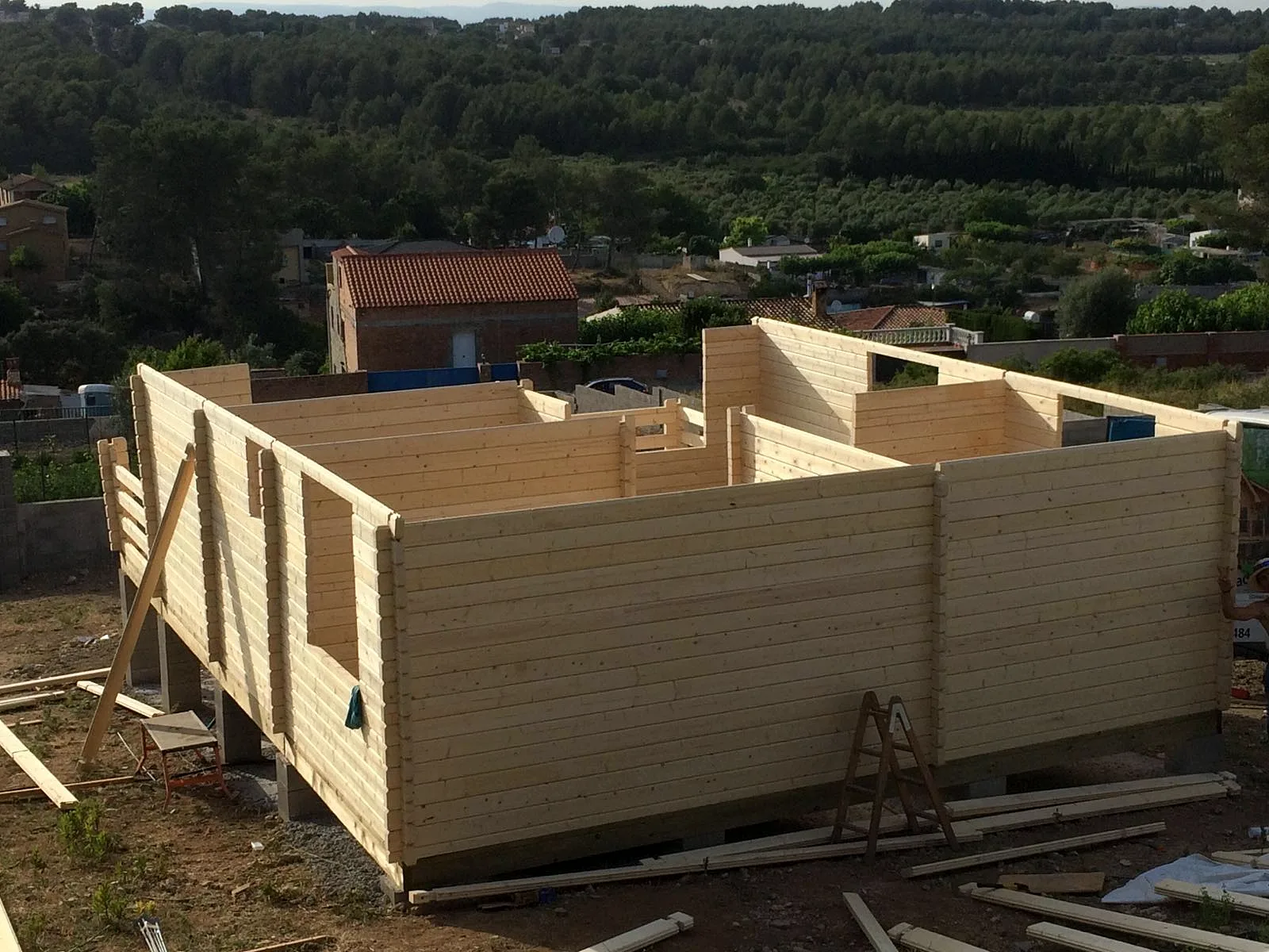 Casas de madera con sistema nórdico 22 Montaje de los muros de madera maciza de una casa de sistema nórdico