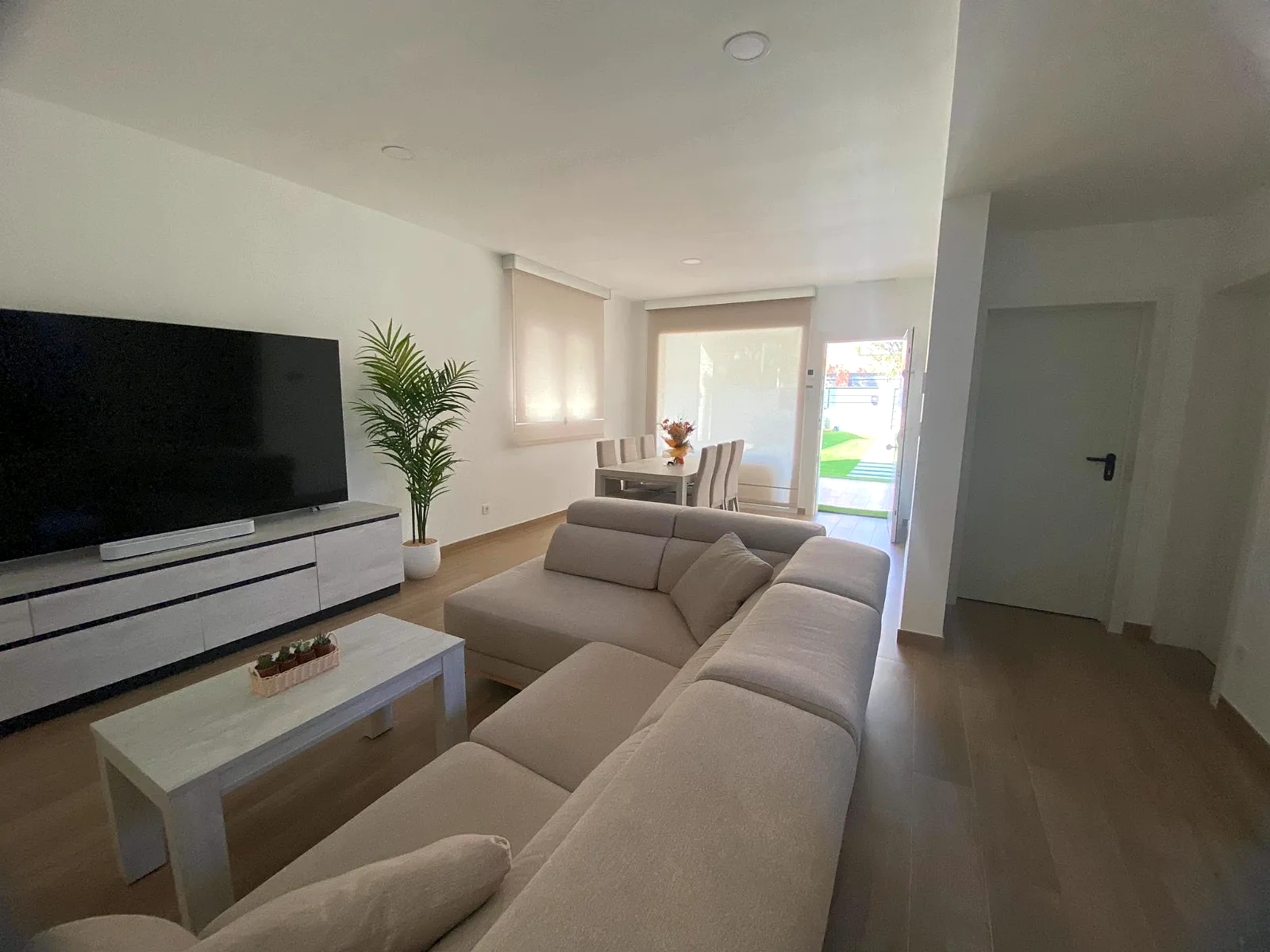 Salón de una casa de madera de entramado ligero con interiores de pladur
